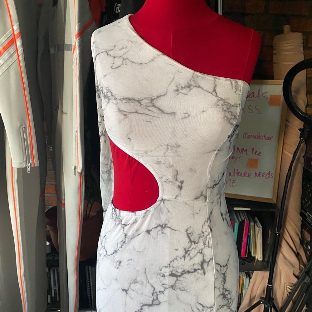 One shoulder marble print dress